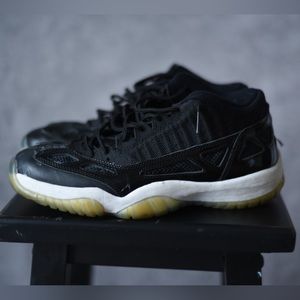 Mens Size  9 Jordan Nike Air Jordan 11 Low IE Space Jam